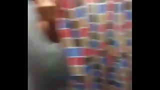 Gordinho safado &eacute; pego na punheta durante o banho